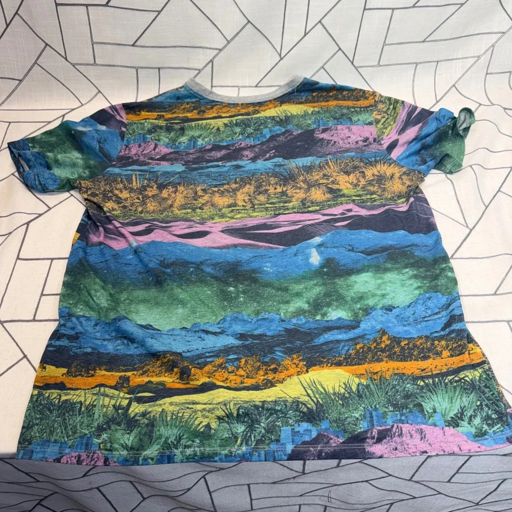 Nike LeBron James T-Shirt XL Multicolor All Over Print Landscape Crown Logo